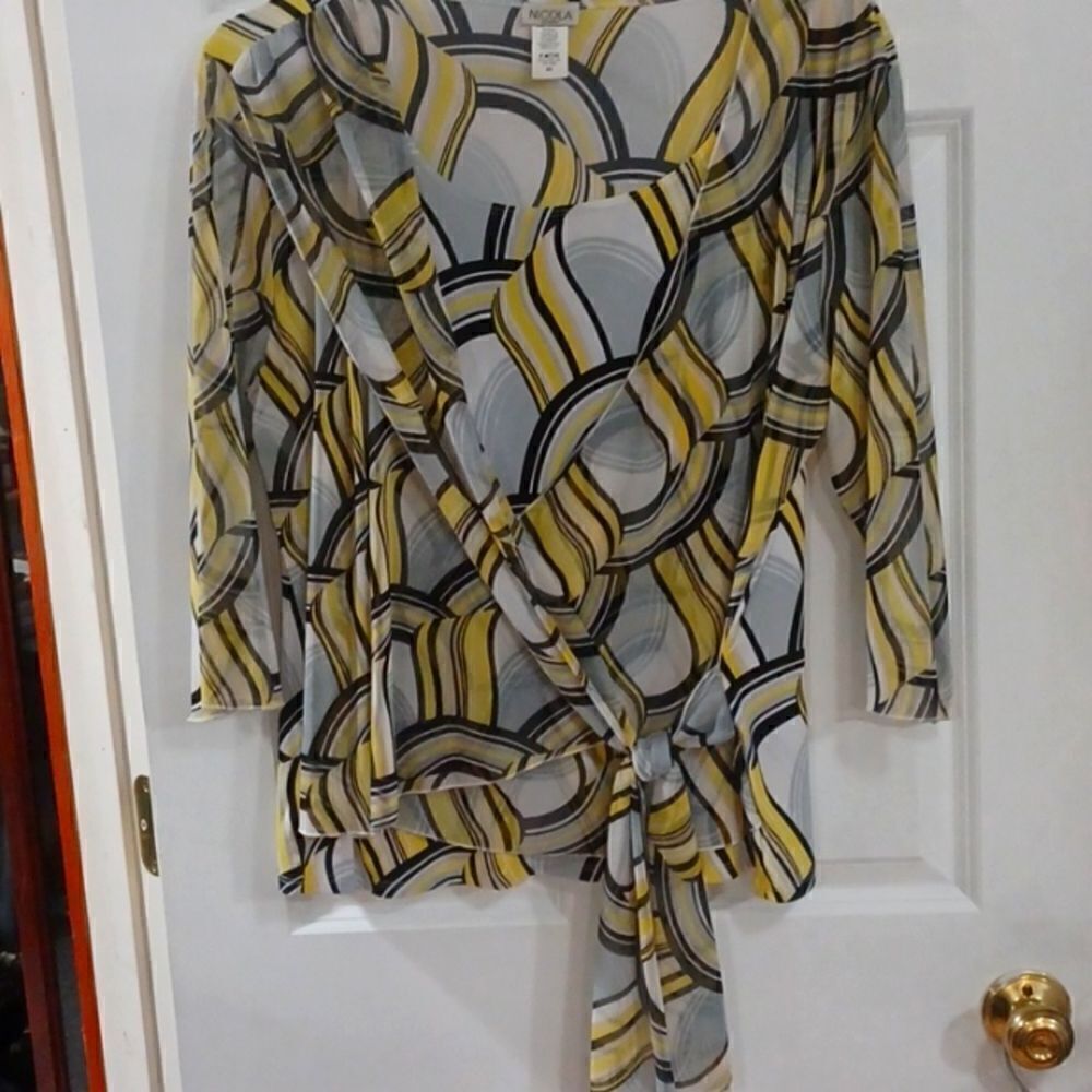 Nicola black and yellow 💛 top